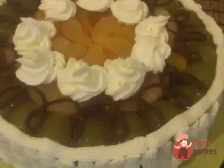 Торт з банановим кремом та фруктами в желе