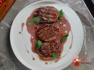 Стейк із яловичини з перцевим соусом