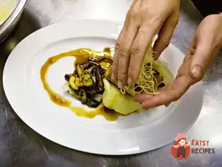 Сьомга на васабі-пюре з імбирним соусом, грибами та листям пак-чою