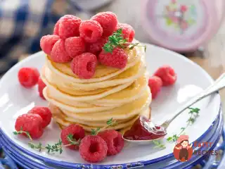 Панкейки з малиновим джемом