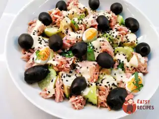 Салат із тунцем, яйцем і огірком