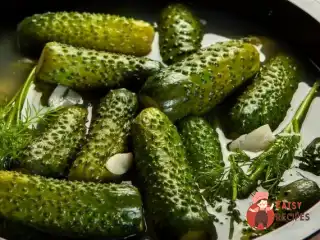Малосольні корнішони