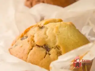 Солодкі мафіни з цукіні та горіхами.