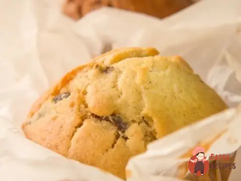 Солодкі мафіни з цукіні та горіхами.