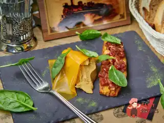 Качиний паштет із желе з апельсину з французьким десертним хлібом