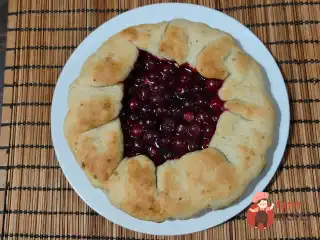 Пісочна галета з вишнею