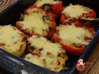 Перець, фарширований овочами, під шапкою із сулугуні