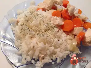 Курка, тушкована з морквою та цибулею