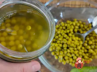 Крок 2: Салат з печінки тріски із зеленим горошком, цибулею та огірком