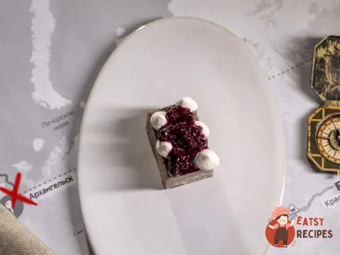 Торт із черемхи з чорною смородиною
