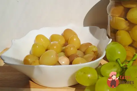 Маринований виноград з базиліком та часником
