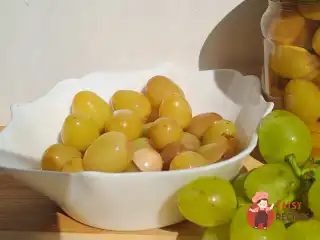 Маринований виноград з базиліком та часником