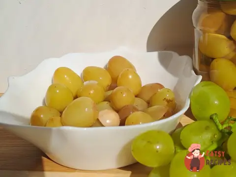 Маринований виноград з базиліком та часником