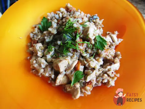 Курка з гречкою та овочами по-сільському