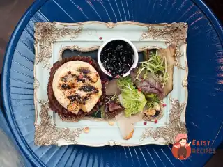 Смажений камамбер із чорнично-розмариновим джемом
