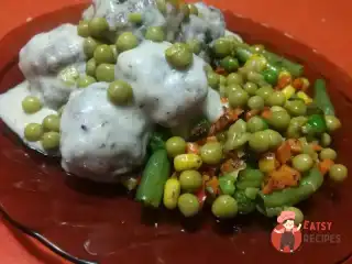 Мітболи в молочному соусі зі смаженими овочами та горошком