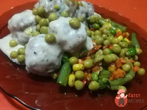 Мітболи в молочному соусі зі смаженими овочами та горошком
