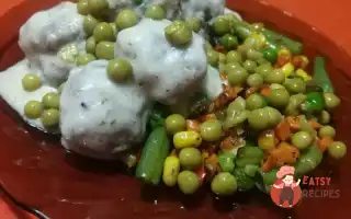 Мітболи В Молочному Соусі Зі Смаженими Овочами Та Горошком