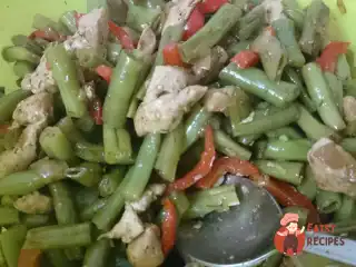 Теплий салат з куркою, перцем та стручковою квасолею
