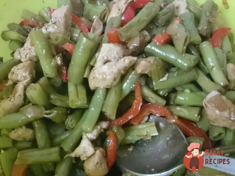 Теплий салат з куркою, перцем та стручковою квасолею