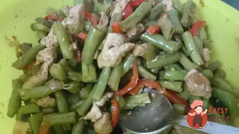 Теплий салат з куркою, перцем та стручковою квасолею