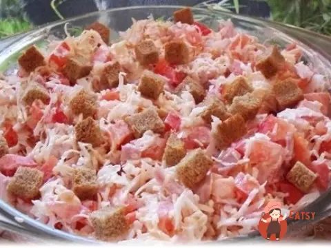 Салат з копченої курки з овочами