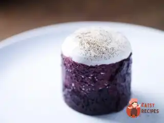 Чорний хліб із чорною смородиною