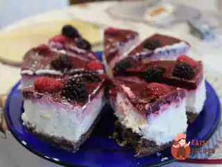 Мигдальний торт з малиною