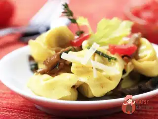 Салат з шинкою, тортелліні та грибами