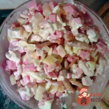 Салат з куркою, шинкою, опеньками та ананасом
