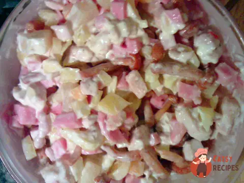 Салат з куркою, шинкою, опеньками та ананасом