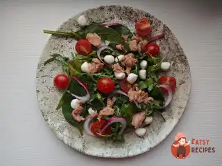 Салат з тунцем, моцарелою та чері