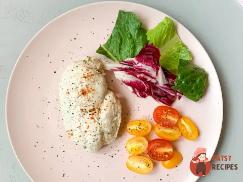 Смачна відварена куряча грудка