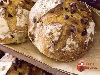 Хліб на заквасці з фундуком та родзинками