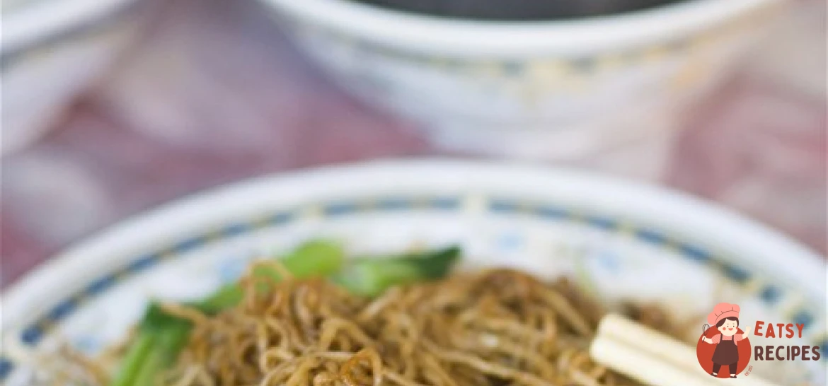 Рисова локшина зі свининою та зеленою цибулею