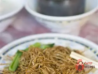 Рисова локшина зі свининою та зеленою цибулею