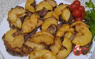 Смажена Яловича Печінка З Яблуками Та Цибулею