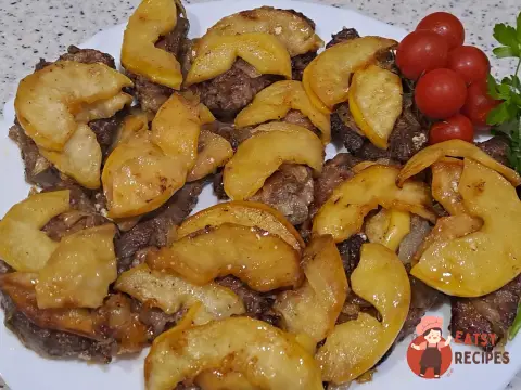 Смажена яловича печінка з яблуками та цибулею