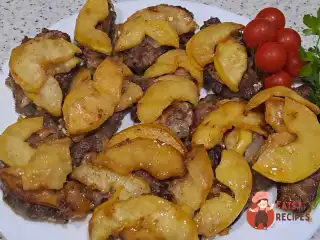 Смажена яловича печінка з яблуками та цибулею