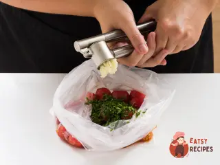 Крок 6: Закуска з маринованих помідорів з кількою