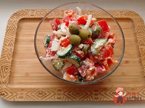 Грецький салат з оливками та сиром фета