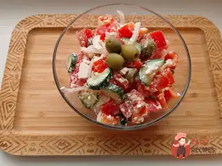 Грецький салат з оливками та сиром фета