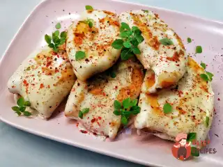 Кальмари, фаршировані сирним сиром та грибами