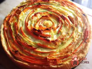 Листковий тарт з морквою та цукіні під вершковим соусом.