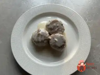 Тефтелі в сметанному соусі