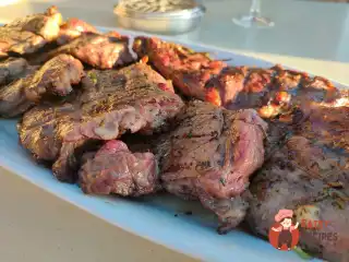 Яловичина по-італійськи з часником і розмарином на мангалі