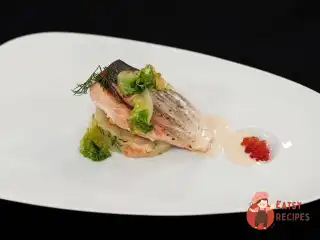 Стейк із сьомги на печеній картоплі з ікорним соусом