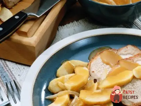 Свинина з пасерованими яблуками, сидром та корицею