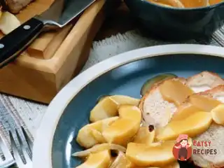 Свинина з пасерованими яблуками, сидром та корицею