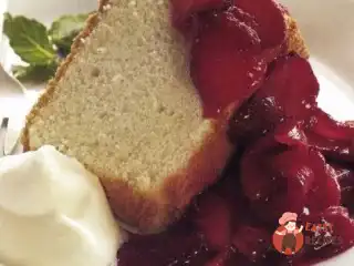 Бісквітний пиріг з полуницею та збитими вершками